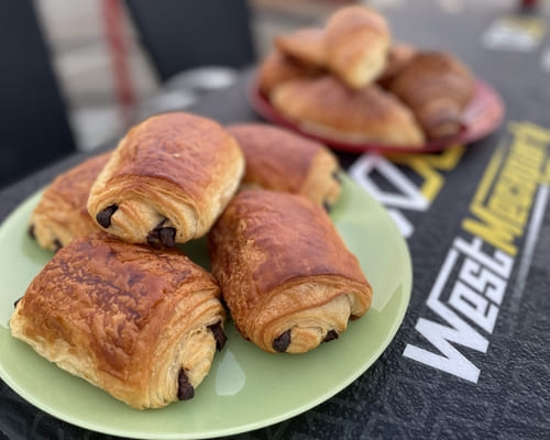 Café et pains au chocolat